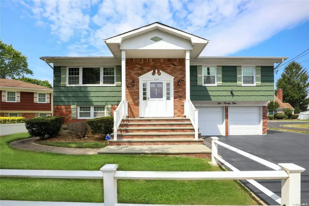224 Manetto Hill Road Plainview NY 11803