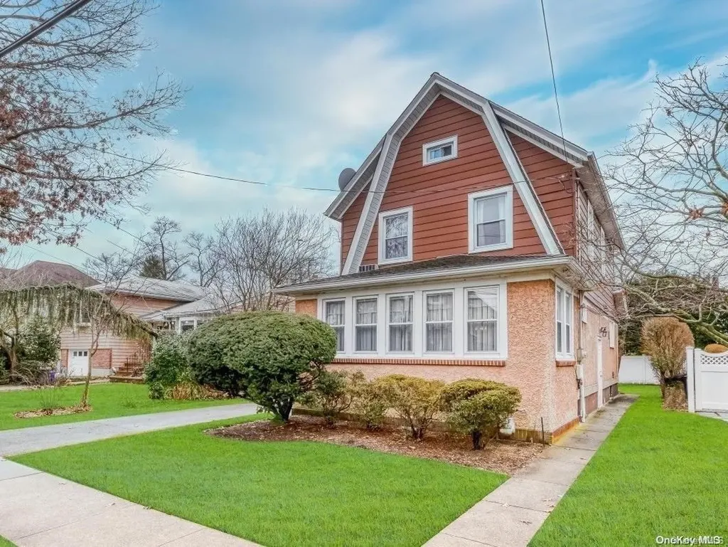 280 E Chester Street Valley Stream NY 11580