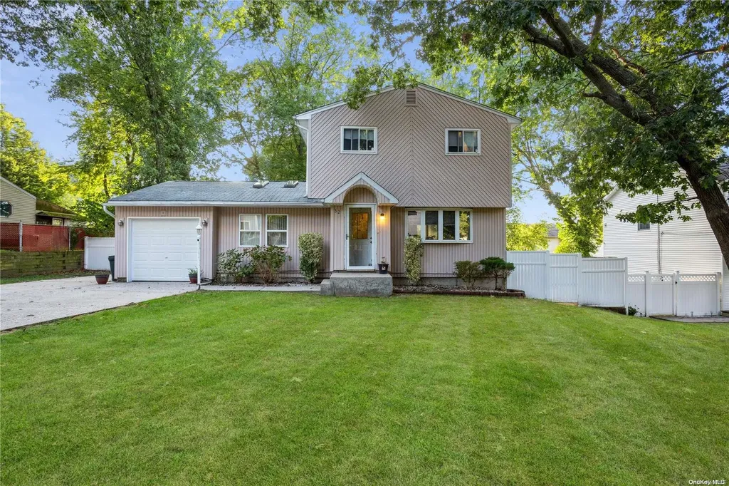 32 Janice Lane Selden NY 11784