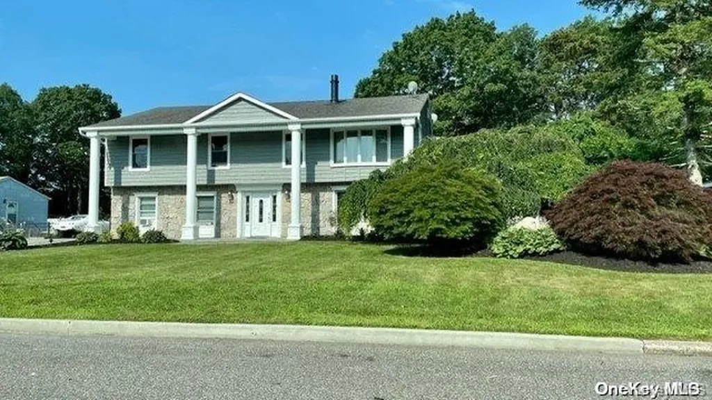 6 Valerie Lane Patchogue NY 11772