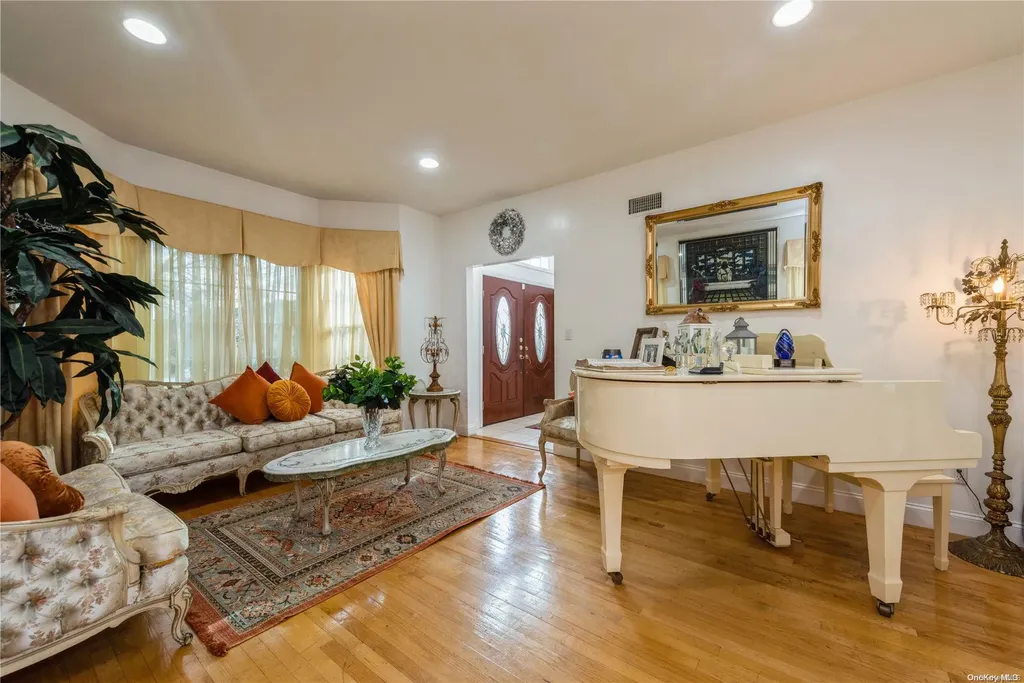 968 Bowe Road W Valley Stream NY 11580