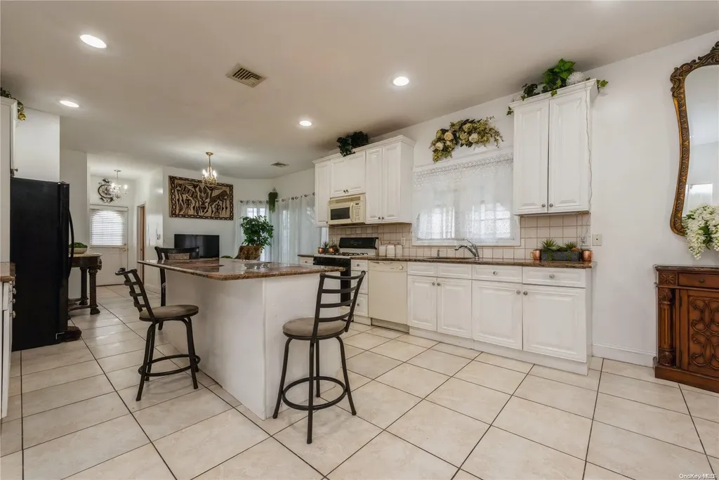 968 Bowe Road W Valley Stream NY 11580