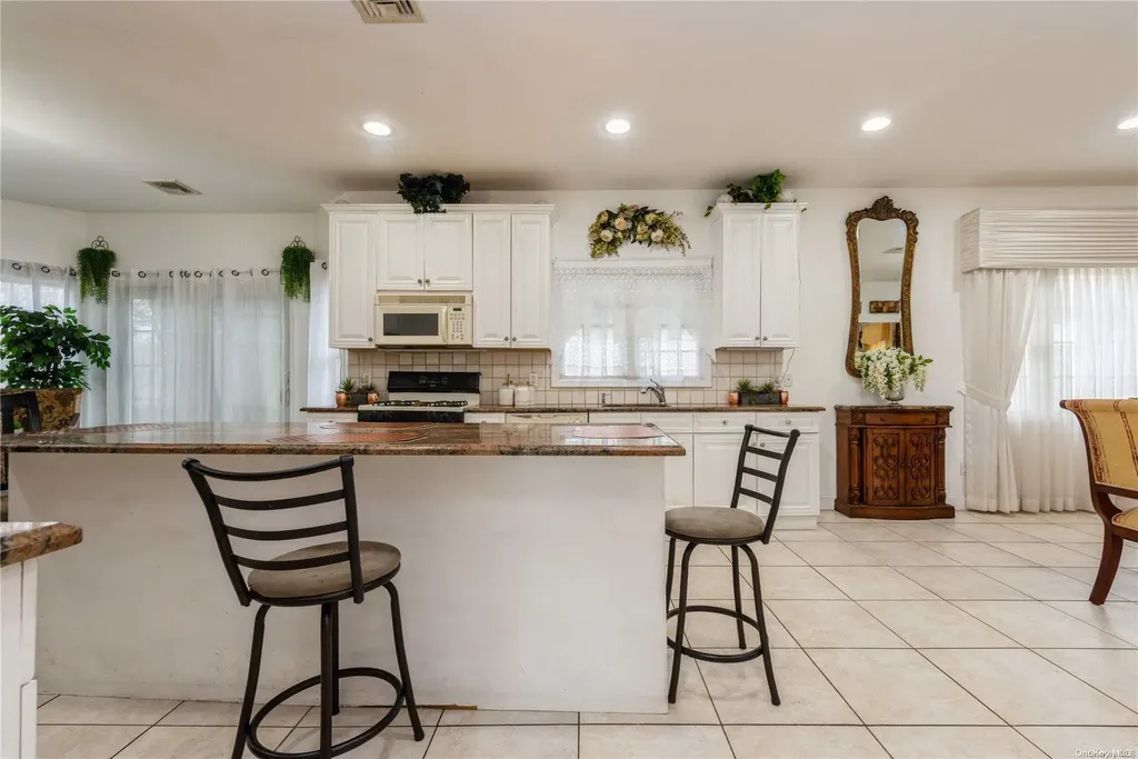 968 Bowe Road W Valley Stream NY 11580
