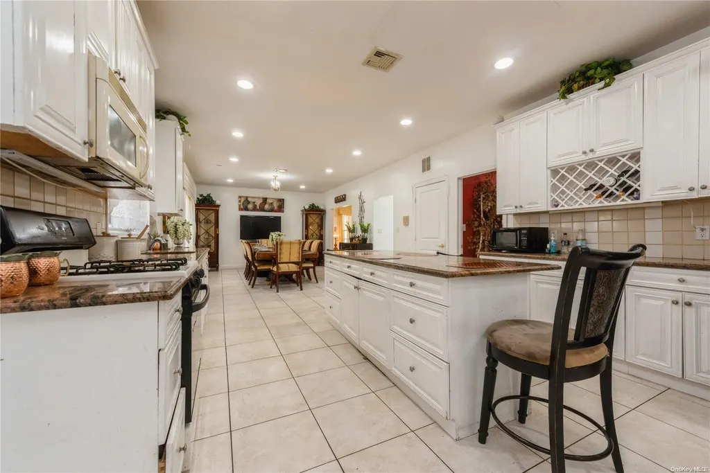 968 Bowe Road W Valley Stream NY 11580