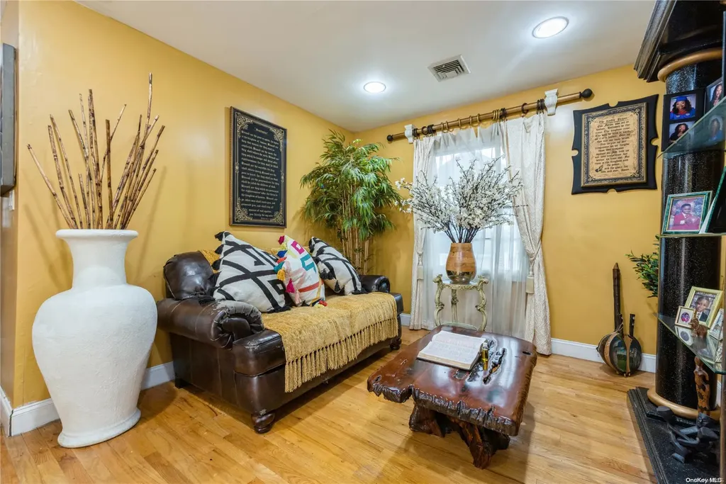 968 Bowe Road W Valley Stream NY 11580