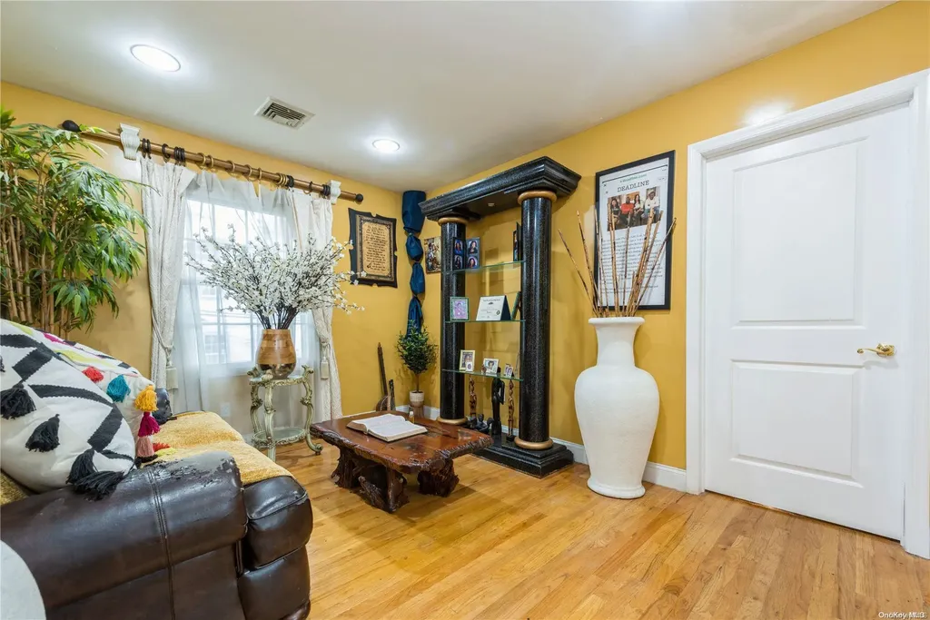968 Bowe Road W Valley Stream NY 11580