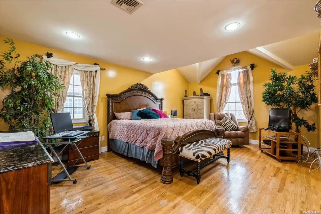 968 Bowe Road W Valley Stream NY 11580