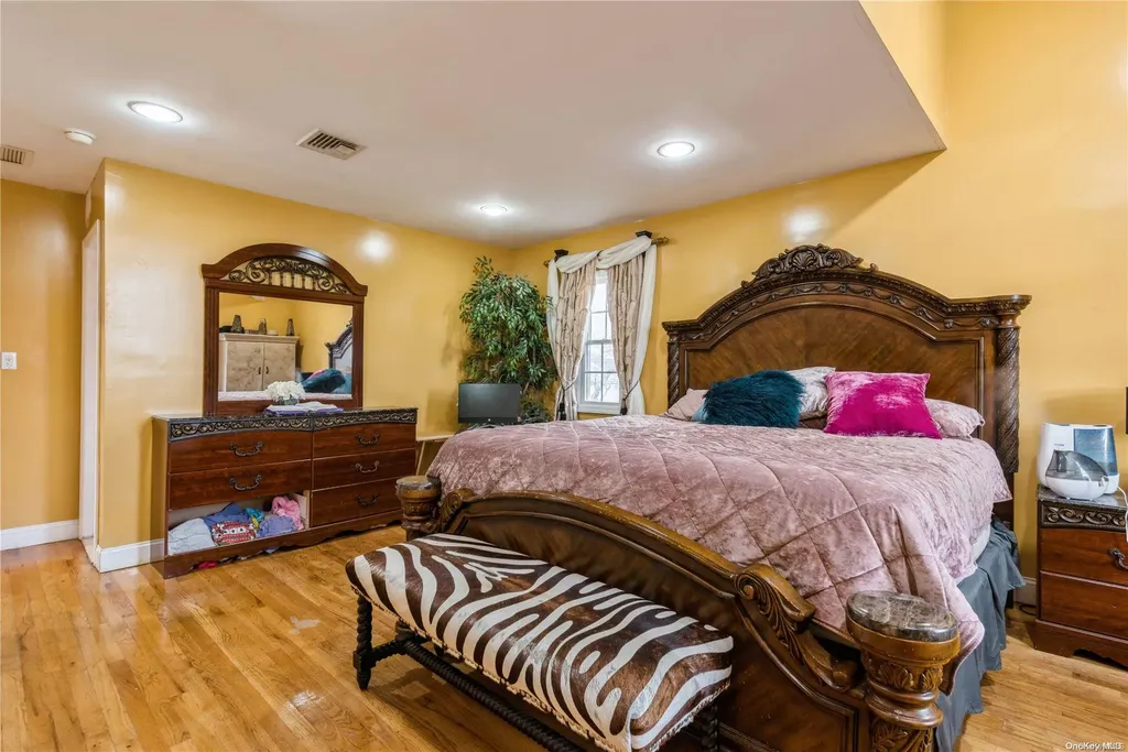 968 Bowe Road W Valley Stream NY 11580