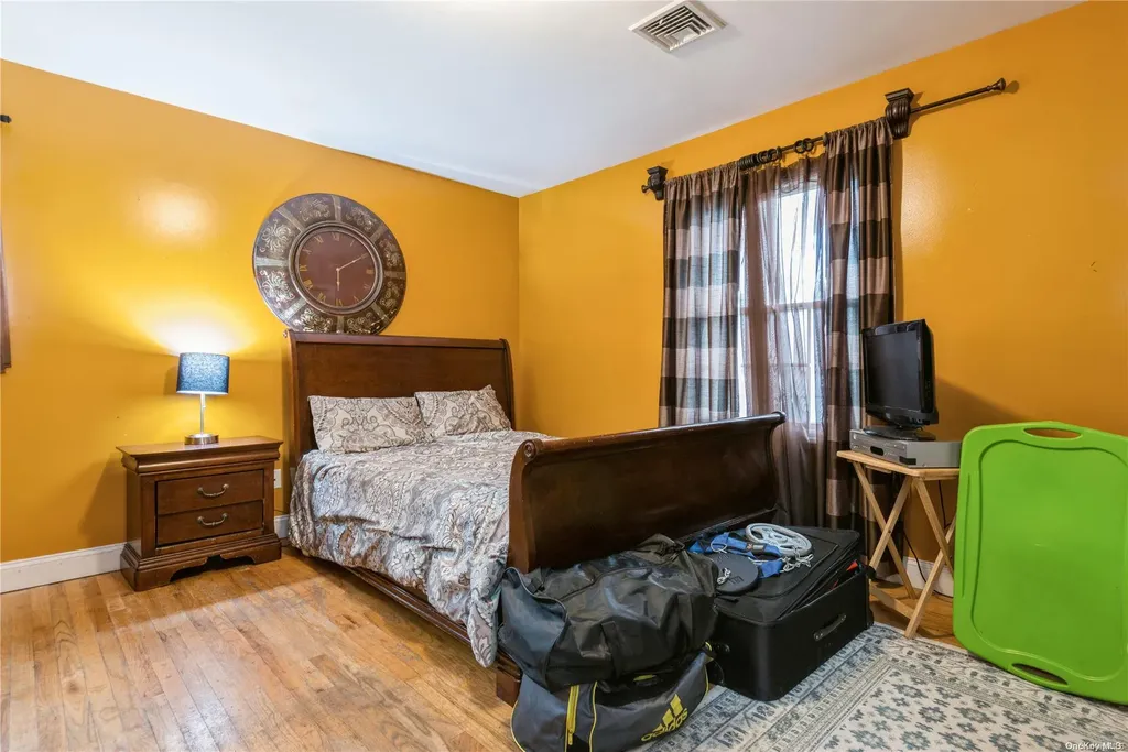 968 Bowe Road W Valley Stream NY 11580