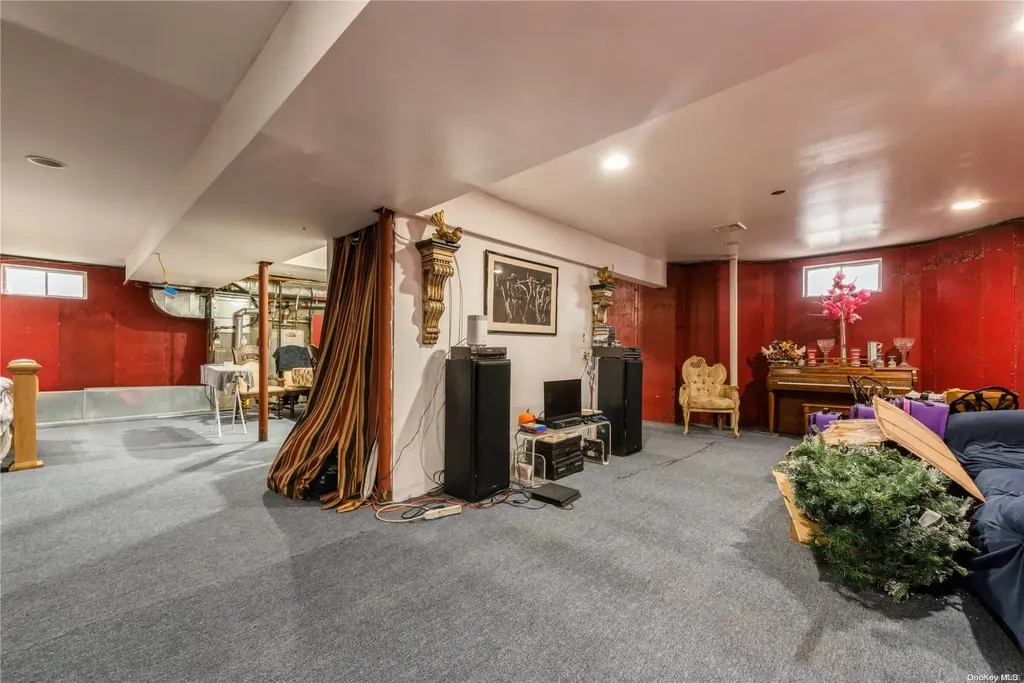968 Bowe Road W Valley Stream NY 11580