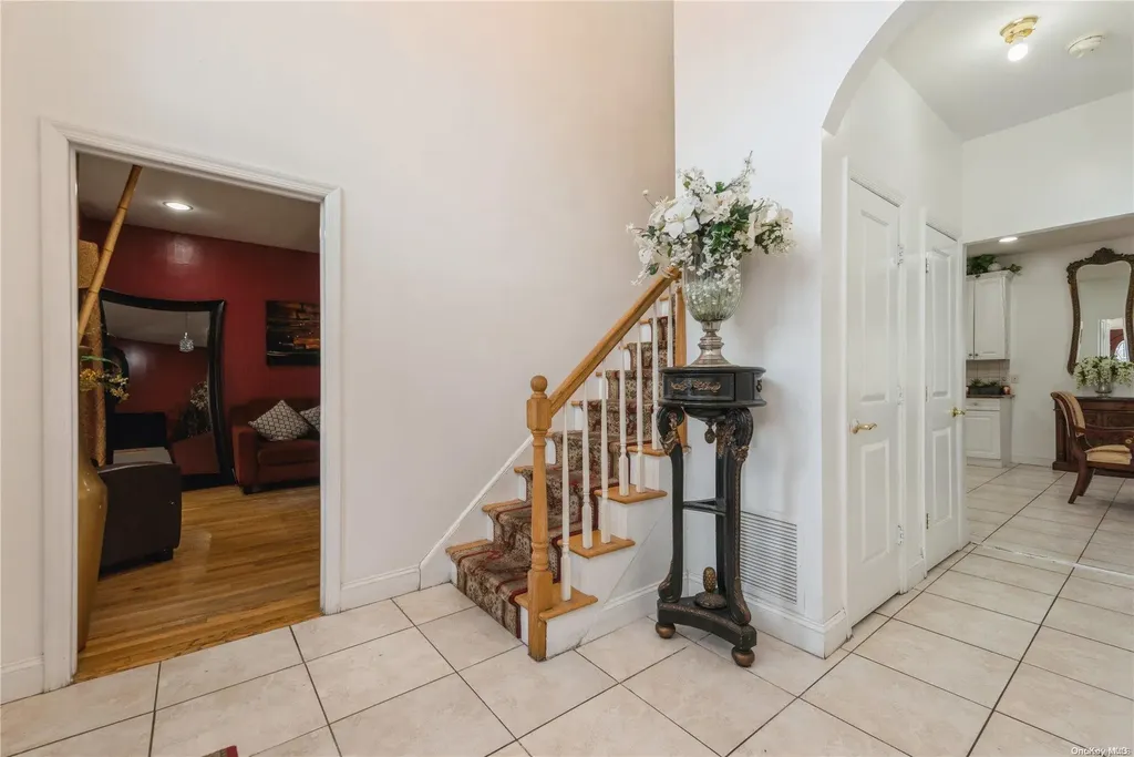 968 Bowe Road W Valley Stream NY 11580