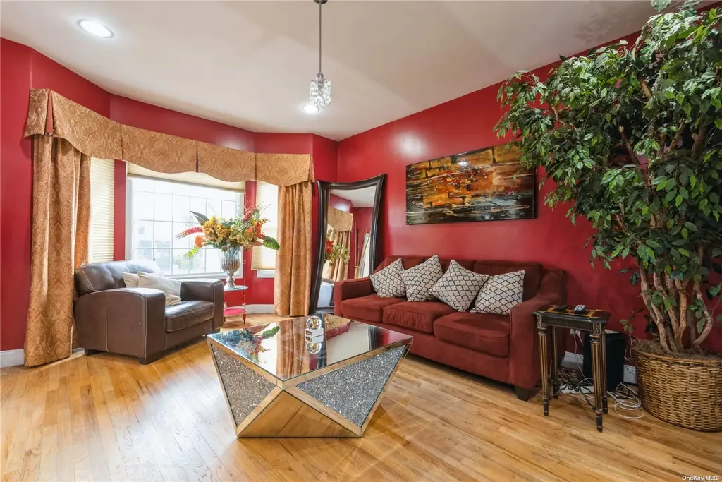 968 Bowe Road W Valley Stream NY 11580