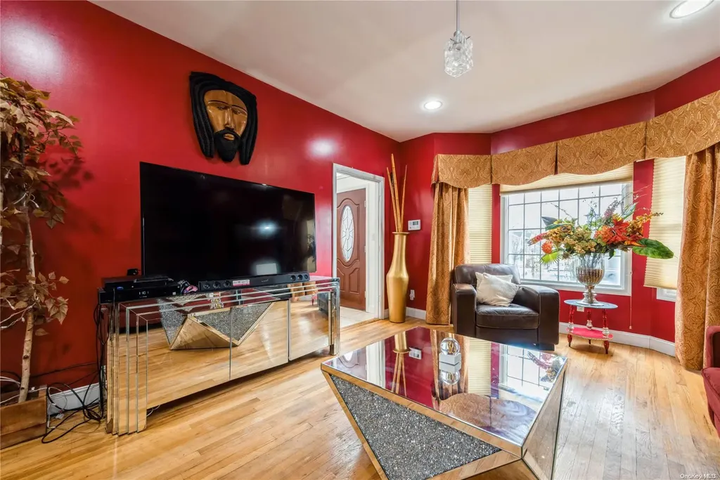 968 Bowe Road W Valley Stream NY 11580