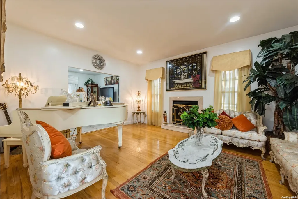 968 Bowe Road W Valley Stream NY 11580