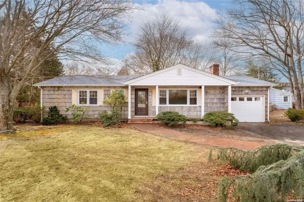 3 Oak Tree Lane Hampton Bays NY 11946