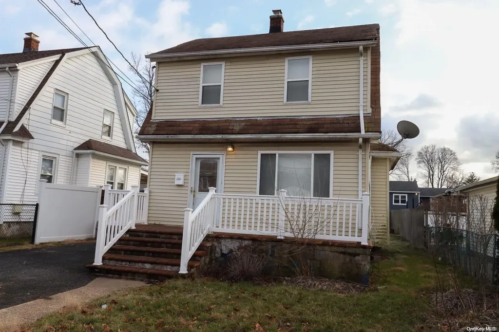 132 Woodside Avenue Freeport NY 11520