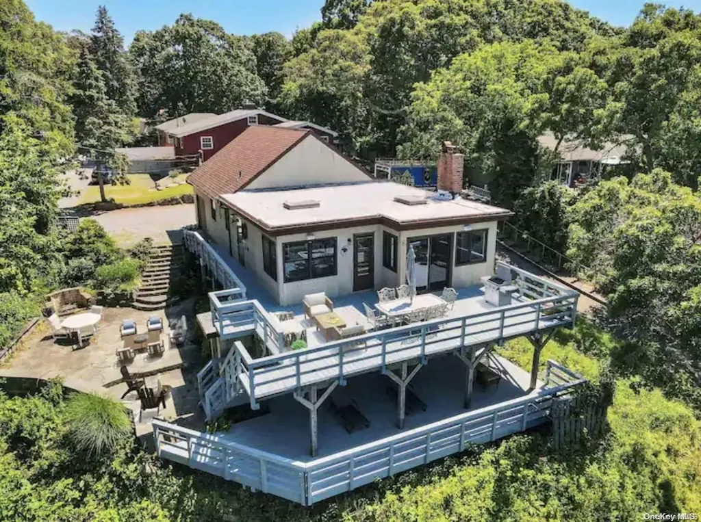 39 Oak Lane Wading River NY 11792