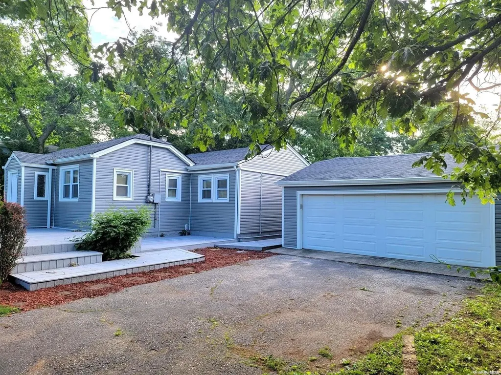 7 Rockland Avenue West Babylon NY 11704