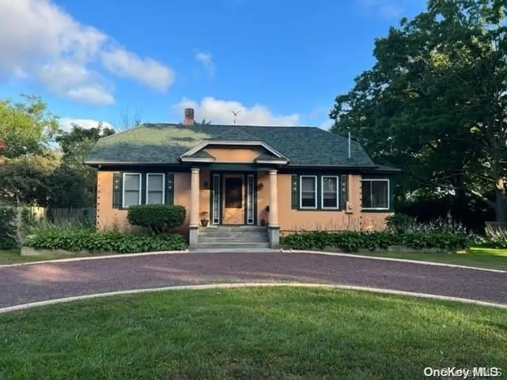 27 Hiawatha Drive Brightwaters NY 11718