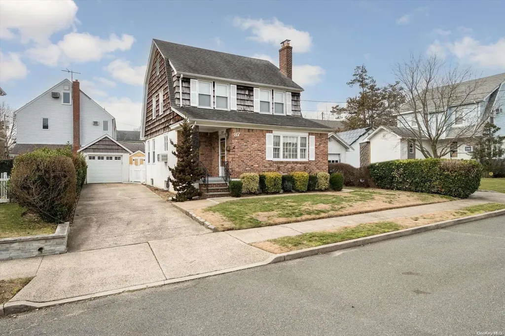 37 Keystone Place Hewlett NY 11557