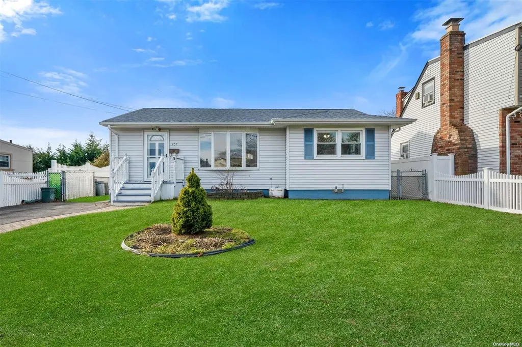 267 N Hamilton Avenue Lindenhurst NY 11757