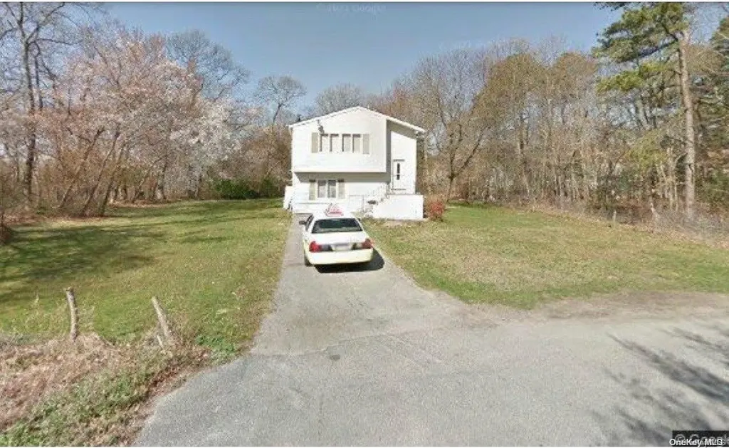 8 Roberta Lane Medford NY 11763