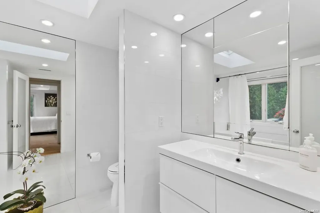 16 Penny Lane Hampton Bays NY 11946