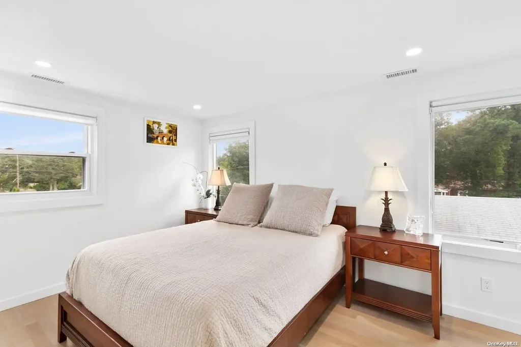 16 Penny Lane Hampton Bays NY 11946
