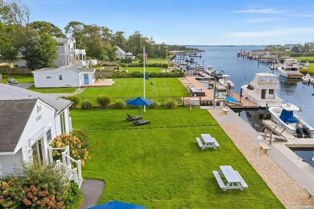 16 Penny Lane Hampton Bays NY 11946