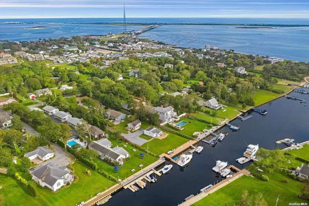 16 Penny Lane Hampton Bays NY 11946