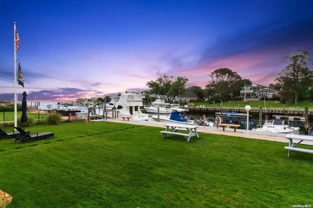 16 Penny Lane Hampton Bays NY 11946