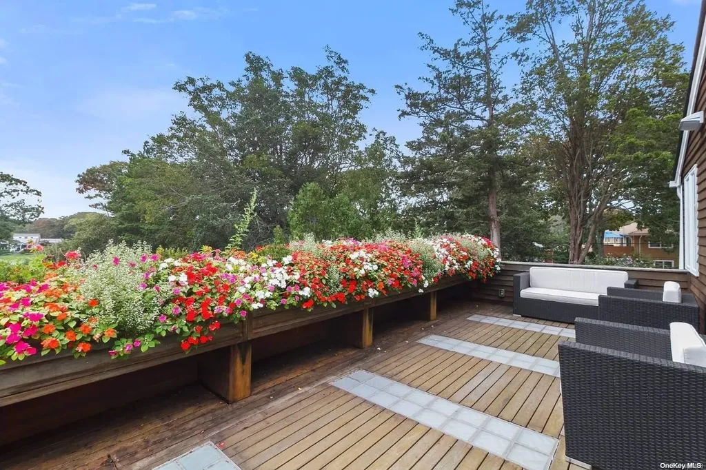 16 Penny Lane Hampton Bays NY 11946