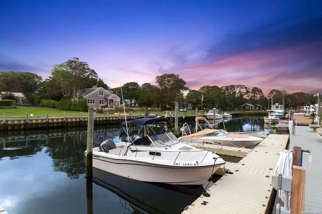16 Penny Lane Hampton Bays NY 11946