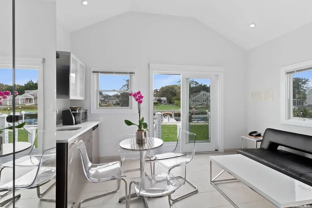 16 Penny Lane Hampton Bays NY 11946