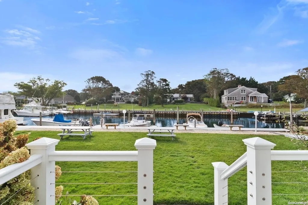 16 Penny Lane Hampton Bays NY 11946