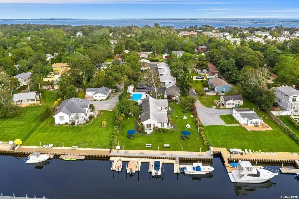 16 Penny Lane Hampton Bays NY 11946