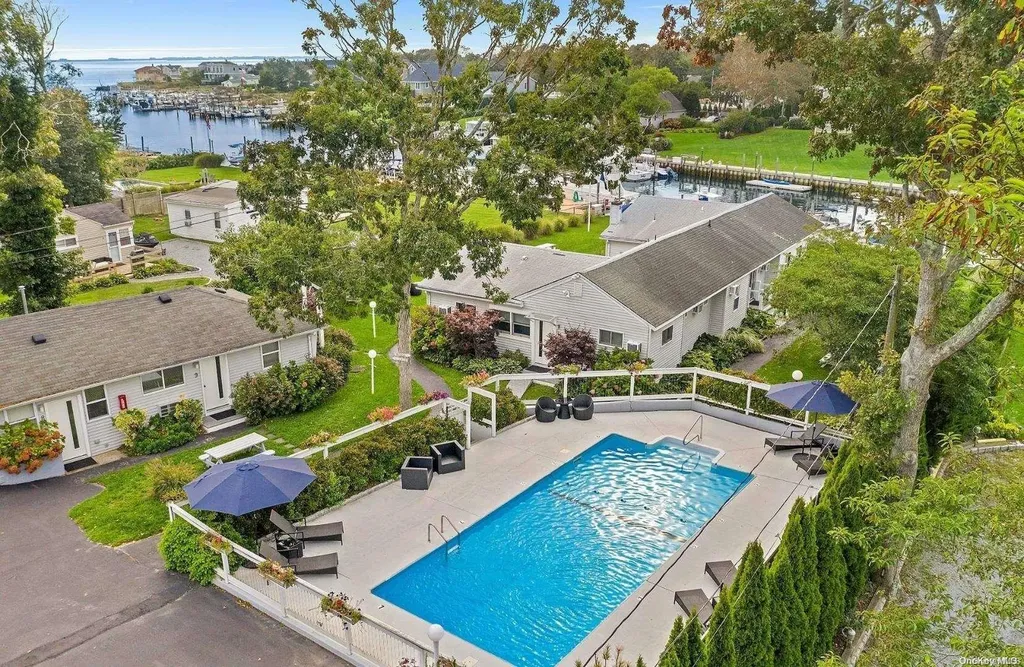 16 Penny Lane Hampton Bays NY 11946