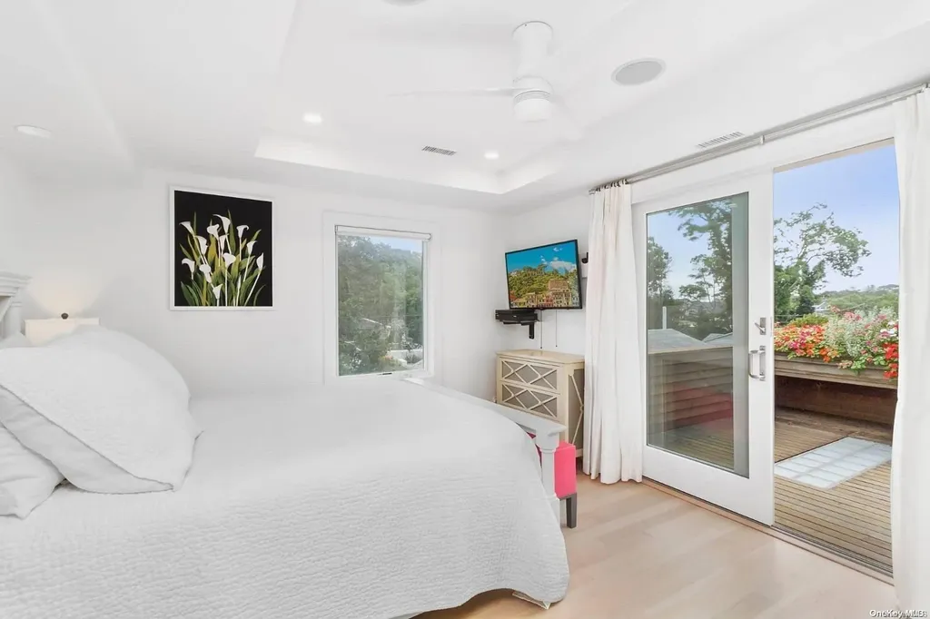 16 Penny Lane Hampton Bays NY 11946