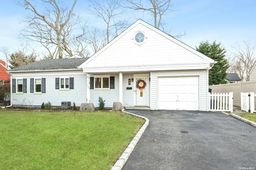 95 Mohawk Drive Brightwaters NY 11718