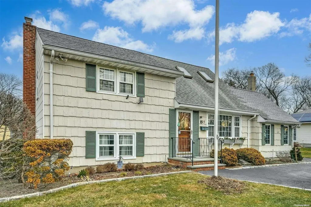 21 E Walnut Street Islip NY 11751