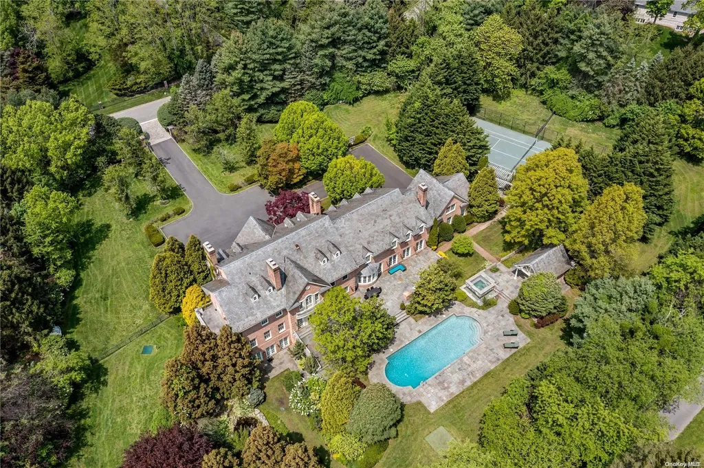 35 Applegreen Drive Old Westbury NY 11568