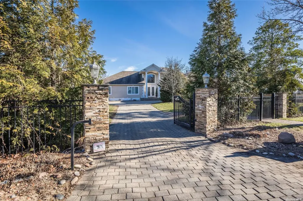 99 S Saxon Avenue Bay Shore NY 11706