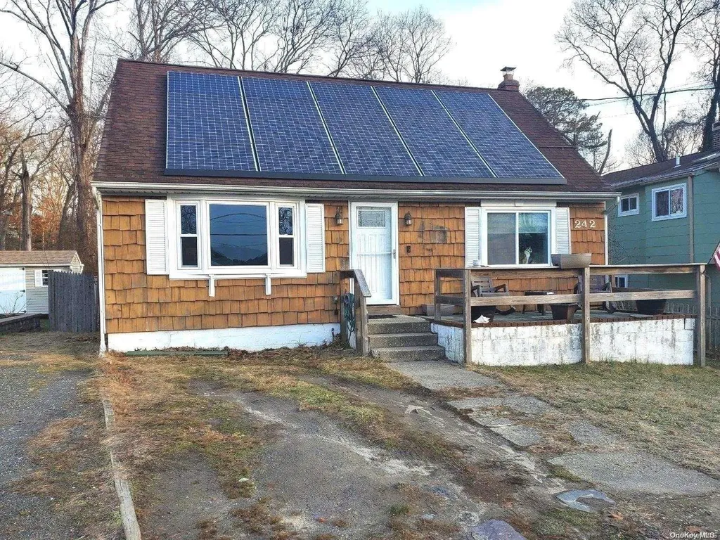 242 Lakeside Trail Ridge NY 11961