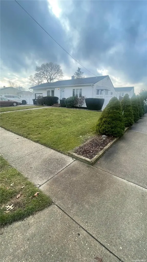 1008 NW Manor Lane Bay Shore NY 11706