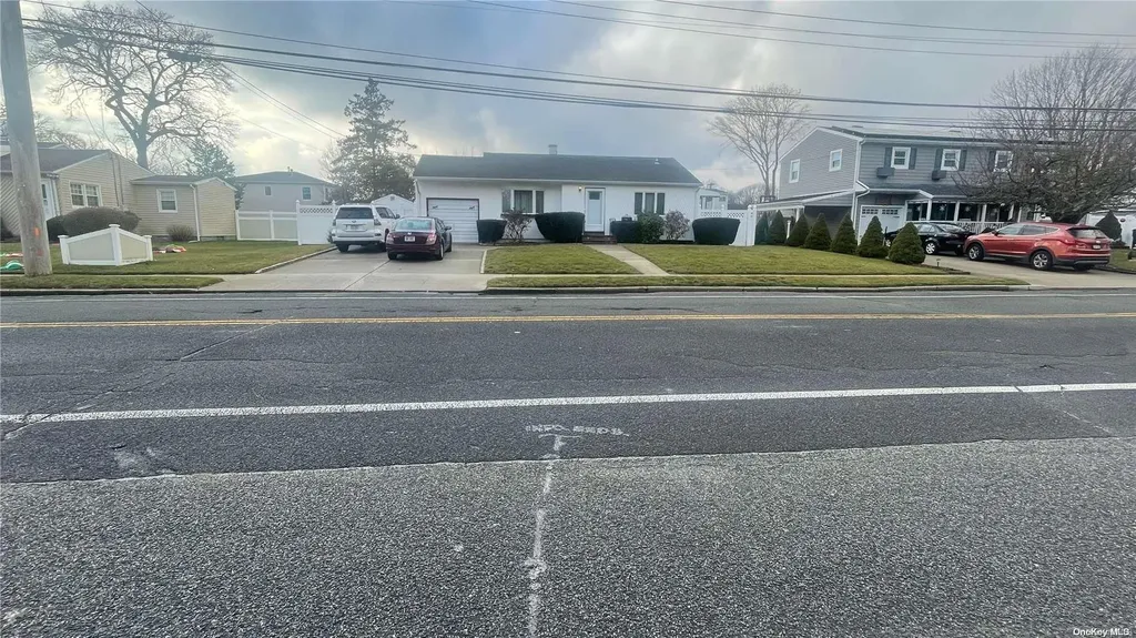 1008 NW Manor Lane Bay Shore NY 11706
