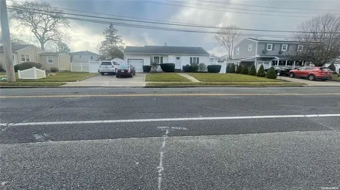 1008 NW Manor Lane Bay Shore NY 11706