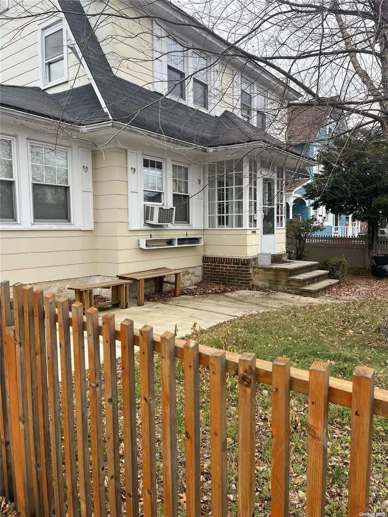 267 N Wellwood Avenue Lindenhurst NY 11757