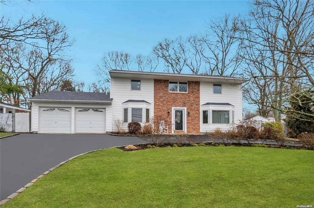 17 Hawkins Path Coram NY 11727