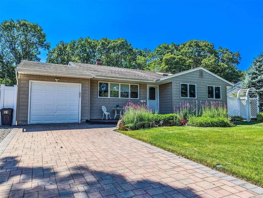 31 Hunter Lane Centereach NY 11720
