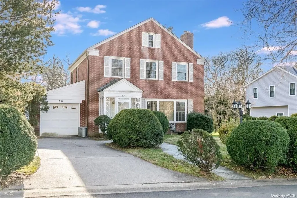 86 Cove Drive Manhasset NY 11030